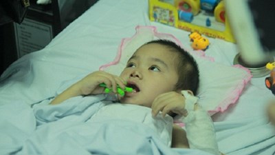 Thương bé trai mất đôi chân trong vụ sạt lở đá ở Sơn La